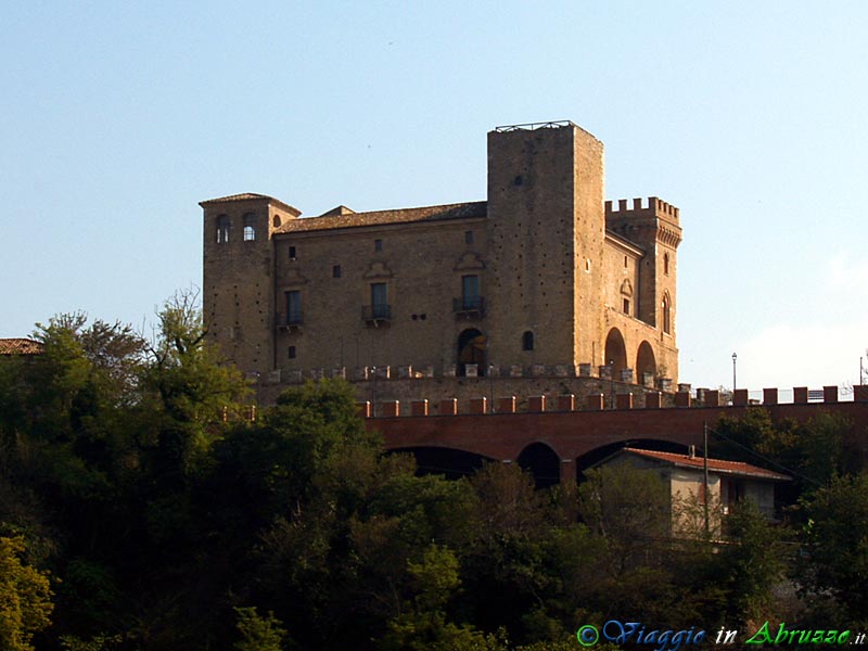 03-PA133228+.jpg - 03-PA133228+.jpg - Lo storico castello (XIII sec.) nel quale, nel Settembre del '43, si rifugiò Vittorio Emanuele III prima di imbarcarsi dal porto di Ortona.