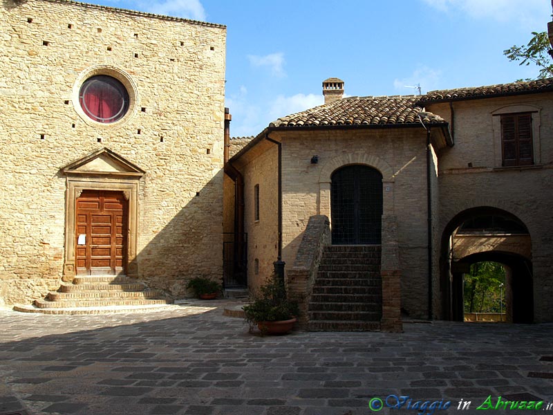 07-PA133299+.jpg - 07-PA133299+.jpg - Il borgo medievale, con l'antica chiesa di S. Maria da Piedi, oggi adibita ad auditorium.