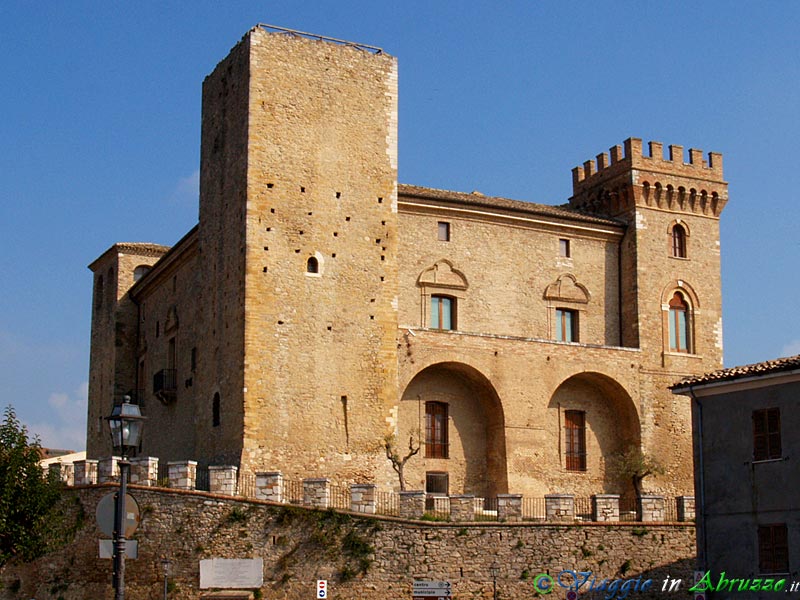 11-PA133254+.jpg - 11-PA133254+.jpg - Lo storico castello (XIII sec.) nel quale, nel Settembre del '43, si rifugiò Vittorio Emanuele III prima di imbarcarsi   dal porto di Ortona.
