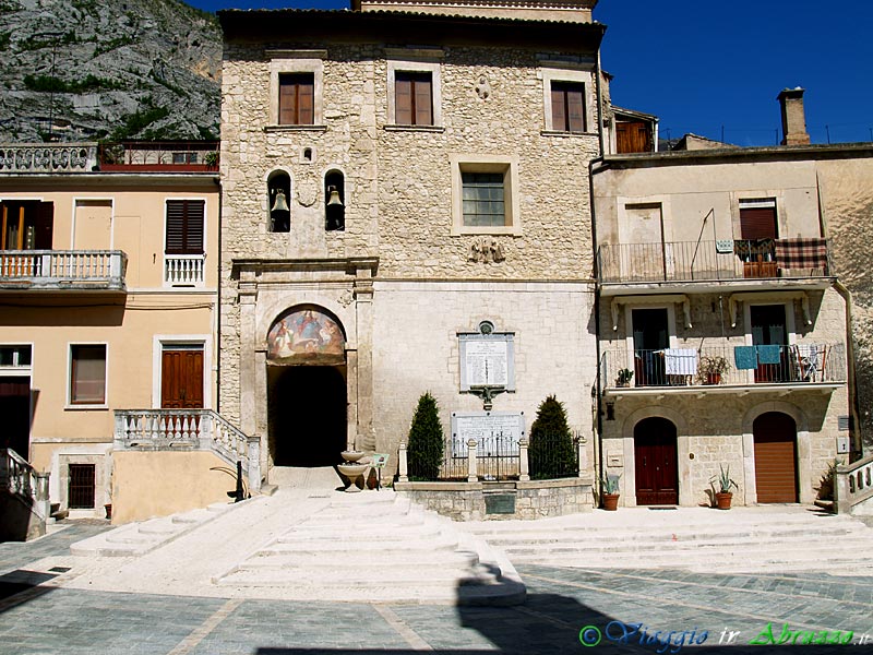 09-P4203165+.jpg - 09-P4203165+.jpg - La "Porta del Sole", suggestiva porta di accesso all'antico borgo fortificato di Terravecchia, il nucleo abitato più antico di Fara S. Martino.