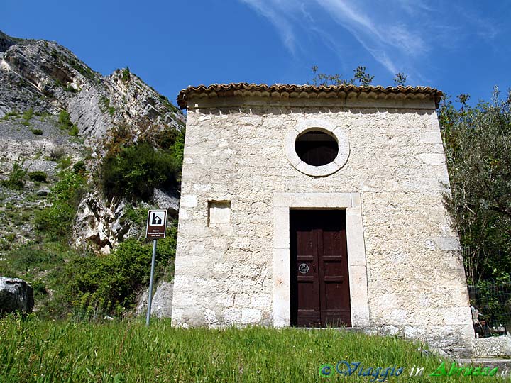18-P4203337+.jpg - 18-P4203337+.jpg - La piccola chiesa della Madonna dell'Uliveto (1860), vicino l'ingresso del Vallone di S. Spirito.