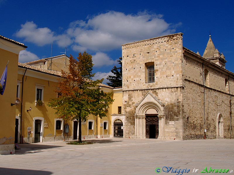 08-P9241872+.jpg - 08-P9241872+.jpg - L'antica chiesa di S. Francesco d'Assisi (XII sec.). A sinistra il palazzo municipale.