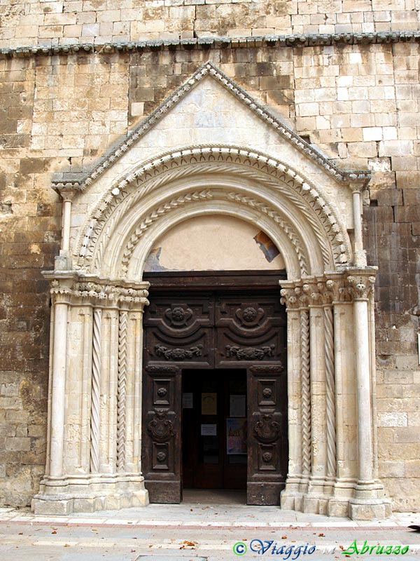 10-P9241863+.jpg - 10-P9241863+.jpg - Il sontuoso portale della chiesa di S. Francesco d'Assisi (XII sec.).