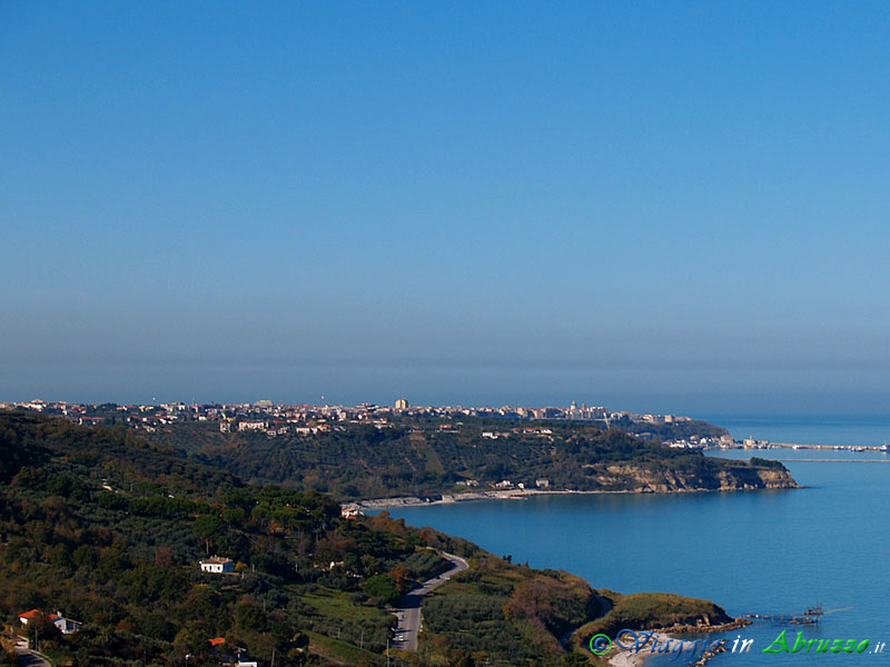 01-PB143964+.jpg - 01-PB143964+.jpg - Panorama di Ortona, località balneare situata lungo la stupenda "Costa dei Trabocchi".