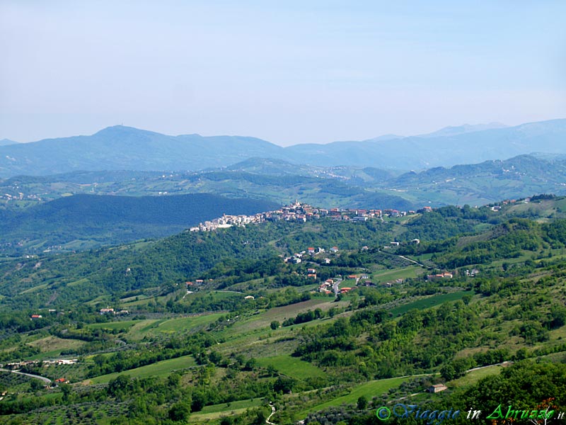01-P4253744+.jpg - 01-P4253744+.jpg - Panorama di Palombaro e del territorio circostante.