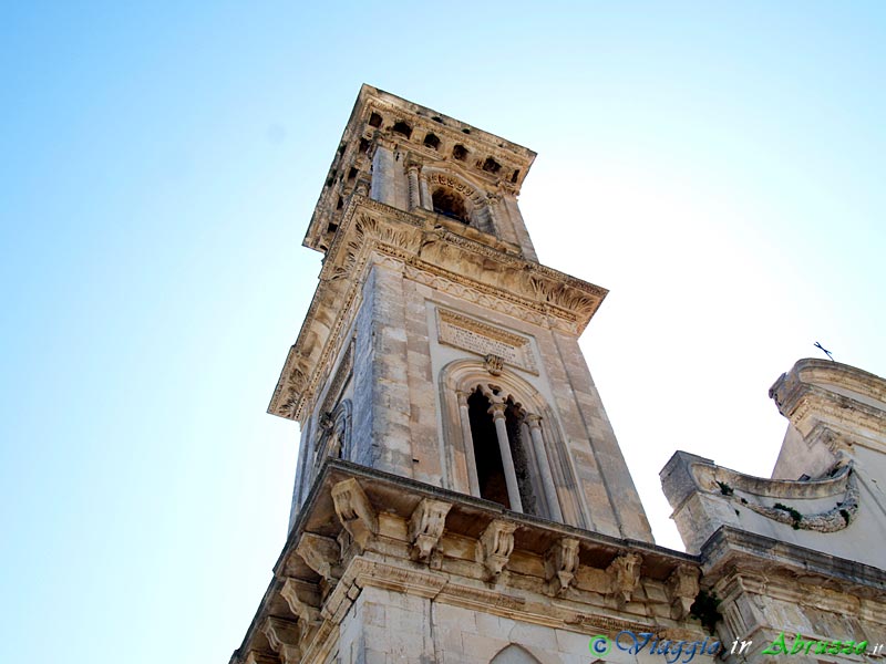 05-P4253542+.jpg - 05-P4253542+.jpg - L'imponente campanile, in forme neogotiche, della chiesa dell'Assunta (1561).