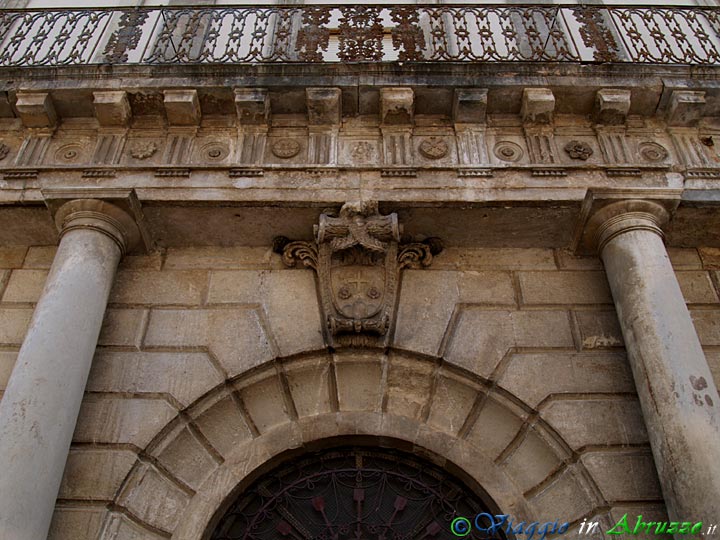 09-P4253584+.jpg - 09-P4253584+.jpg - Particolare del portale di un palazzo gentilizio del centro storico.