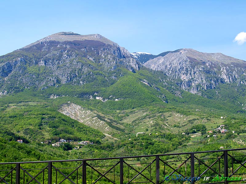 10-P4253601+.jpg - 10-P4253601+.jpg - Il maestoso panorama che si ammira dal belvedere di Palombaro.