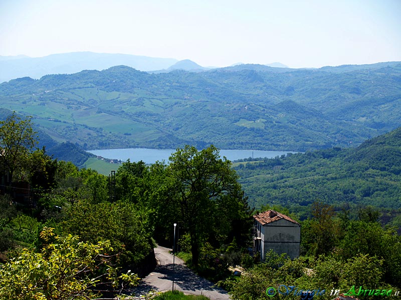 12-P4253562+.jpg - 12-P4253562+.jpg - Panorama dal borgo. Al centro della foto il lago di Casoli.