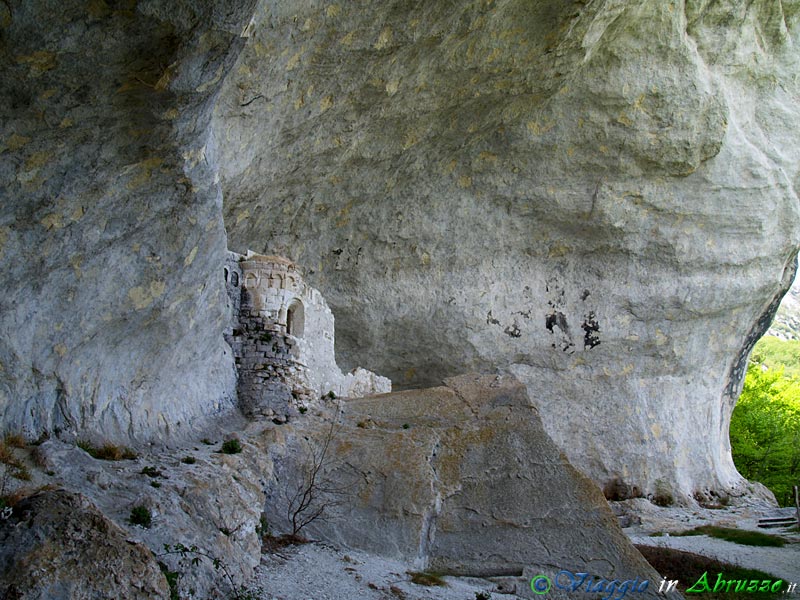 17-P4253638+.jpg - 17-P4253638+.jpg - La grotta di Sant'Angelo, all'interno della quale di trovano i resti dell'antica chiesa rupestre medievale (XI sec.).