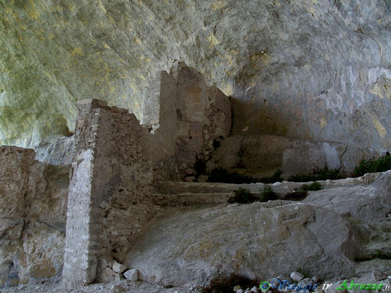 19-P4253648+.jpg - 19-P4253648+.jpg - L'abside della piccola cappella rupestre medievale (XI sec.) conservata   all'interno della grotta di Sant'Angelo.