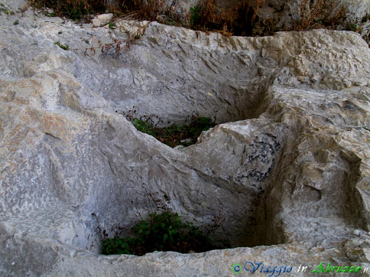20-P4253660+.jpg - 20-P4253660+.jpg - Le vasche scavate nella dura roccia della grotta di Sant'Angelo per raccogliere l'acqua con la quale le puerpere si bagnavano le mammelle per favorire l'abbondanza di latte. La tradizione locale vuole, infatti, che in tempi antichissimi nella grotta vi fosse un santuario dedicato a Bona, dea della fertilità.