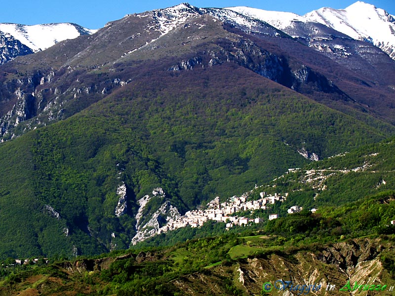 02-P4203106+.jpg - 02-P4203106+.jpg - Panorama del borgo, abbarbicato sul crinale roccioso dell'imponente massiccio della Majelletta (1.995 m.), all'imbocco del selvaggio vallone delle "Tre Grotte".