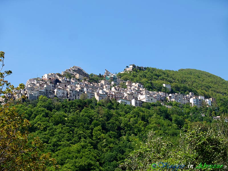 06-P4253671+.jpg - 06-P4253671+.jpg - Panorama di Pennapiedimonte. Il nome di questo stupendo borgo montano, dal significato letterale di "Pinna ai piedi del monte", trae origine dal monumentale sperone roccioso, chiamato "Pinna", che sovrasta il paese.