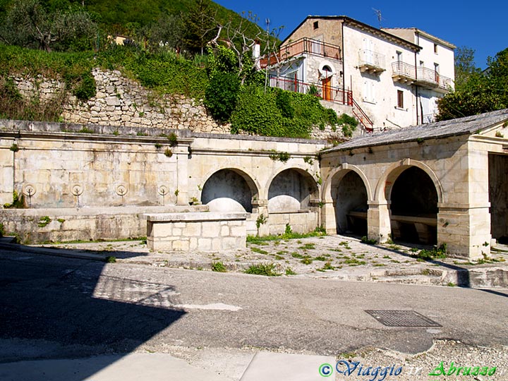 07-P4253473+.jpg - 07-P4253473+.jpg - La monumentale "Fontana Medievale", situata appena fuori dal borgo.