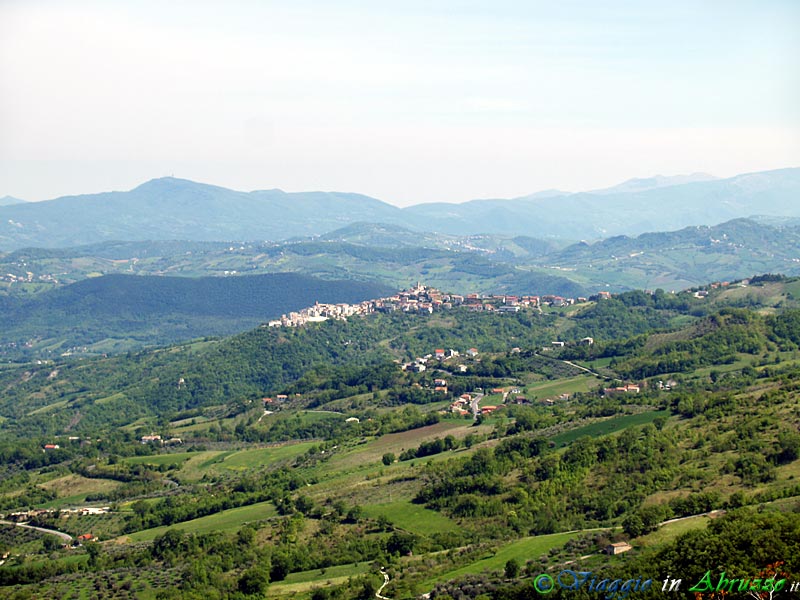 20-P4253744+.jpg - 20-P4253744+.jpg - Il panorama mozzafiato che si ammira dal belvedere di Pennapiedimonte (al centro della foto il vicino borgo di Palombaro).