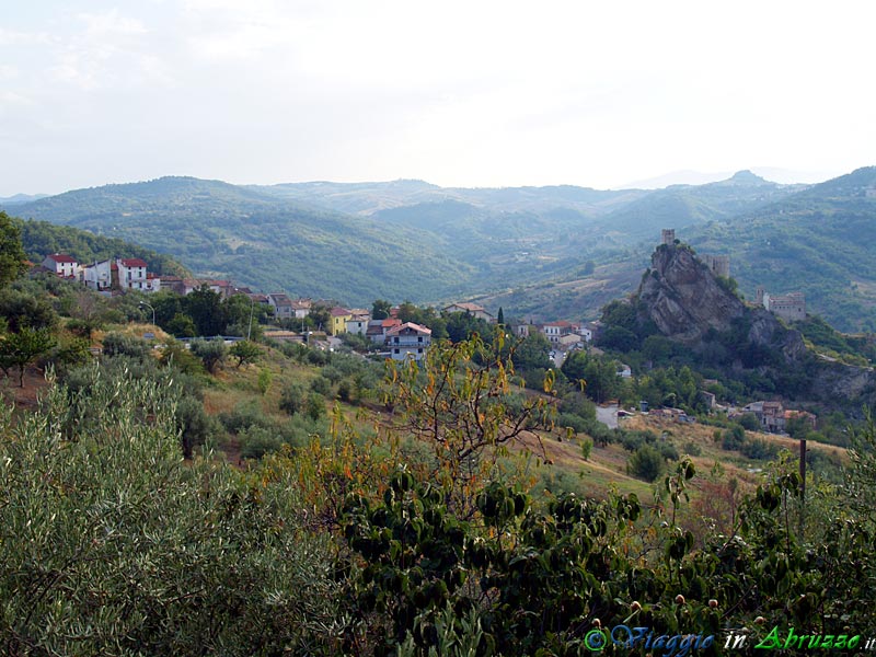 01-P1012158+.jpg - 01-P1012158+.jpg - Il suggestivo panorama del borgo di Roccascalegna.