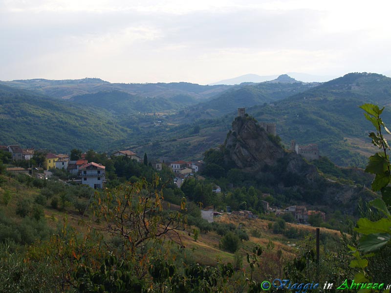 02-P1012160+.jpg - 02-P1012160+.jpg - Panorama di Roccascalegna e del suo straordinario castello.