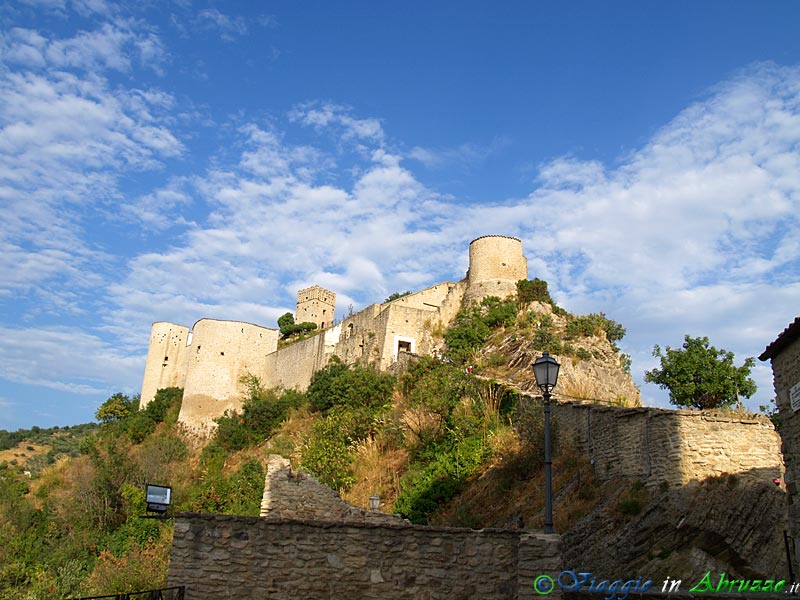10-P1012140+.jpg - 10-P1012140+.jpg - Il castello, edificato sui resti di una fortificazione precedente, sorge su una rupe rocciosa alta circa 100 m..