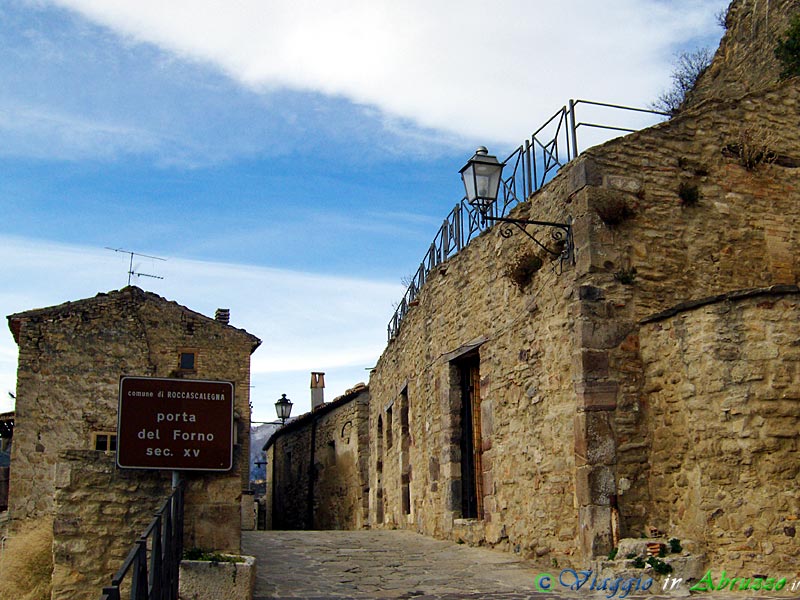 11-HPIM0079+.jpg - 11-HPIM0079+.jpg - Il borgo antico, in origine fortificato e cinto da possenti mura, è situato nella parte più elevata del paese.