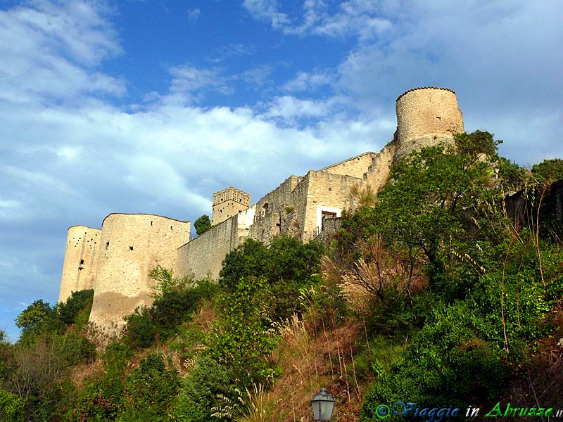 14-P1280766+.jpg - 14-P1280766+.jpg - Il castellodi Roccascalegna è uno dei principali simboli dell'architettura fortificata abruzzese.