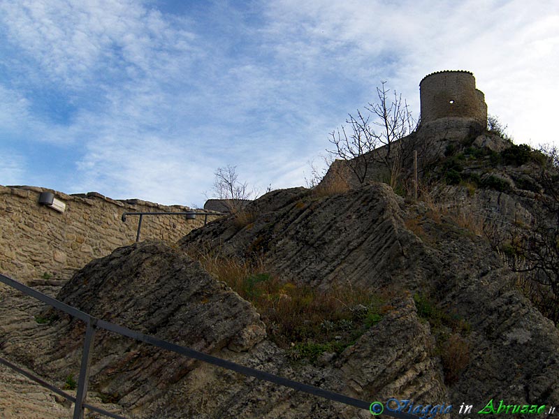 17-HPIM0084+.jpg - 17-HPIM0084+.jpg - La ripidissima scalinata scolpita nella roccia che porta al castello.