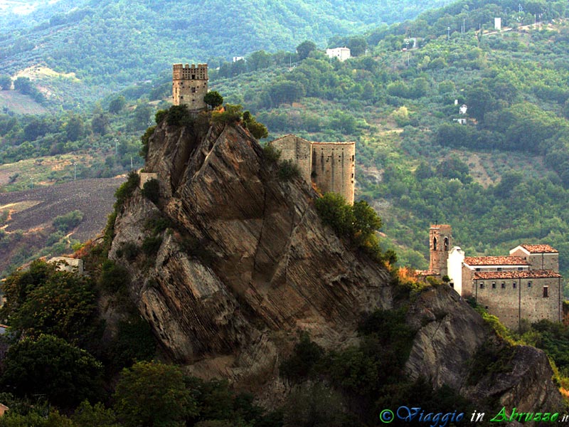 19-IMG_3762+.jpg - 19-IMG_3762+.jpg - Il gigantesco masso di arenaria, alto circa 100 m., sul quale sorge il castello di Roccascalegna.