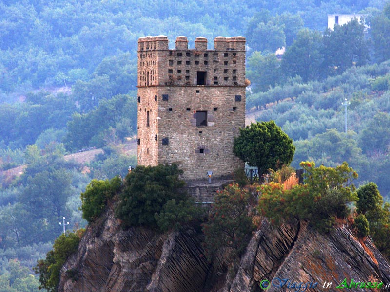 22-IMG_3770+.jpg - 22-IMG_3770+.jpg - L'isolata torre quadrata del castello posta sulla sommità della rupe.