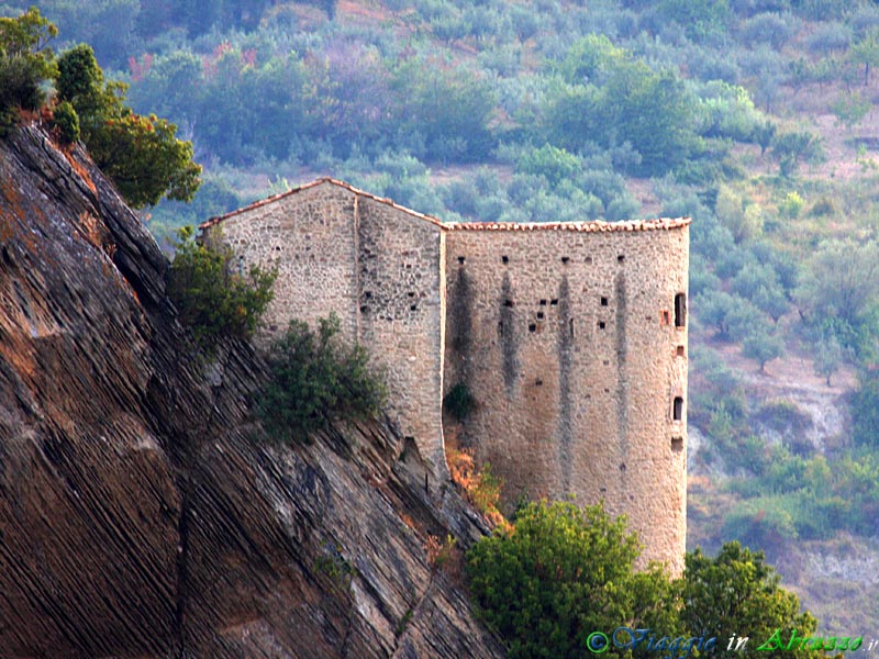 23-IMG_3771+.jpg - 23-IMG_3771+.jpg - Una torretta semicircolare del castello visibile sulla ripida parete orientale del gigantesco masso di arenaria che domina il paese.