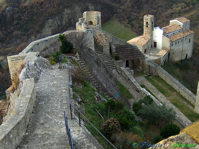 30-HPIM0097+.jpg - 30-HPIM0097+.jpg - Il castello di Roccascalegna. In basso la medievale chiesa di S. Pietro.