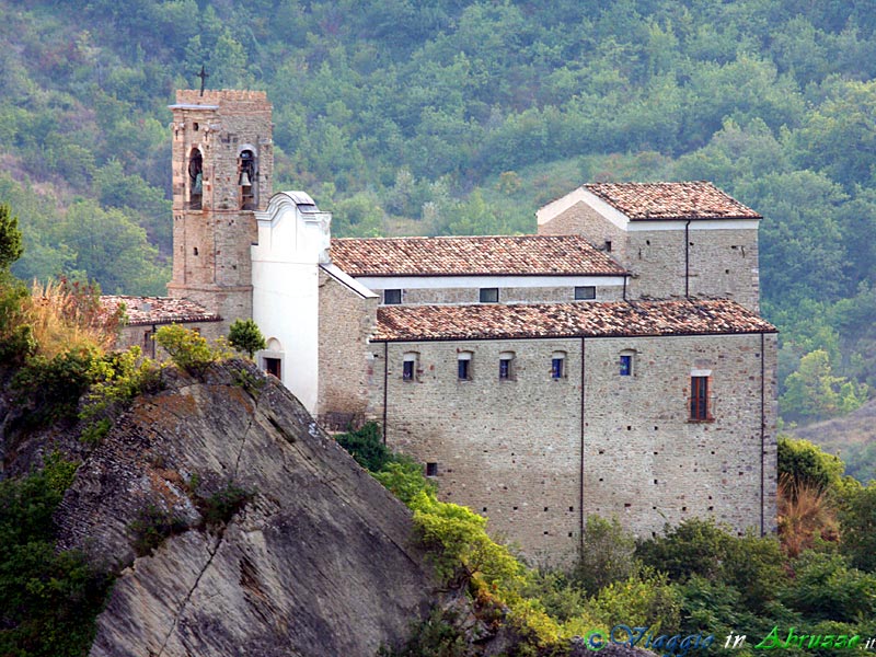 32-IMG_3772+.jpg - 32-IMG_3772+.jpg - La suggestiva chiesa di S. Pietro (XIII sec.), posta ai piedi del castello.