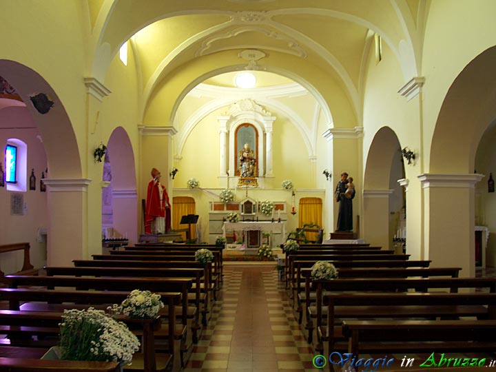 34-P1012139+.jpg - 34-P1012139+.jpg - L'interno della chiesa di S. Pietro.