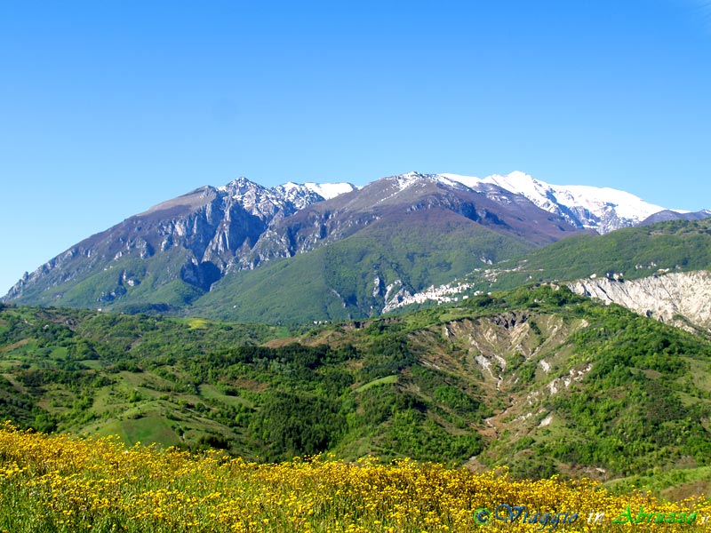 04-P4203102+.jpg - 04-P4203102+.jpg - I monti della Majella (2.795 m., la seconda montagna più alta dell'Appennino).