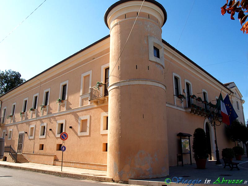 08-P9110736+.jpg - 08-P9110736+.jpg - Torrevecchia Teatina: il Palazzo Ducale Valignani (XVIII sec.).
