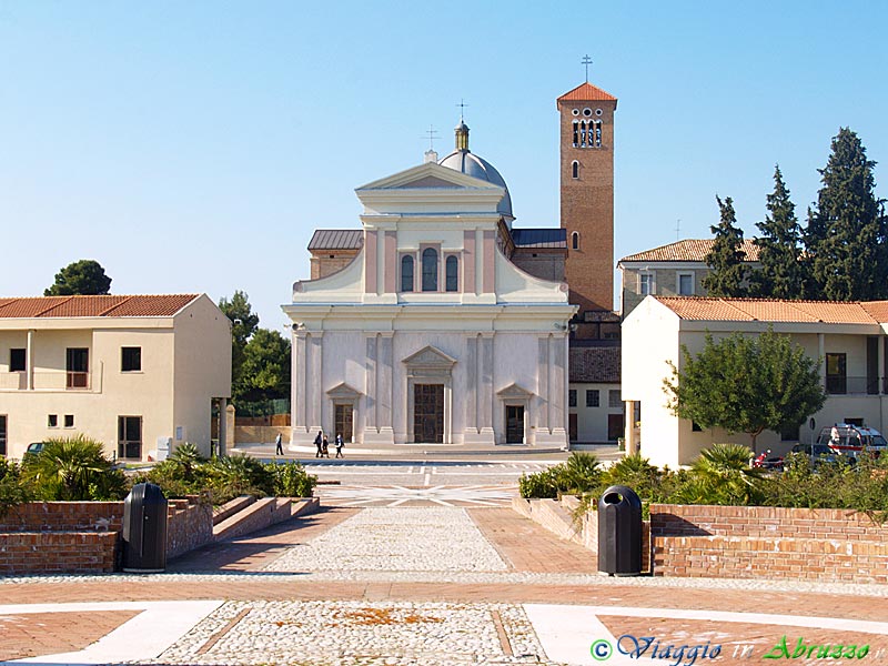 11-P4115714+.jpg - 11-P4115714+.jpg - Casalbordino: il Santuario della Madonna dei Miracoli, il Santuario mariano più importante d'Abruzzo.