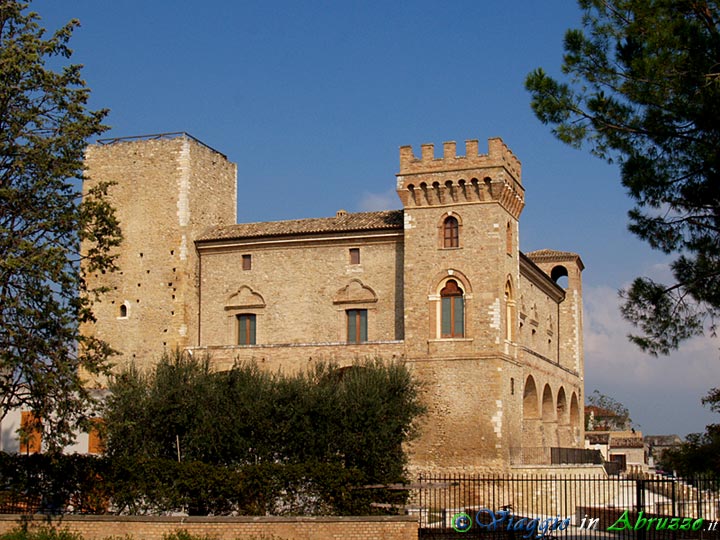 12-PA133259+.jpg - 12-PA133259+.jpg - Lo storico castello di Crecchio dove, nel Settembre del '43, si rifugiò Vittorio Emanuele III prima di imbarcarsi dal porto di Ortona.