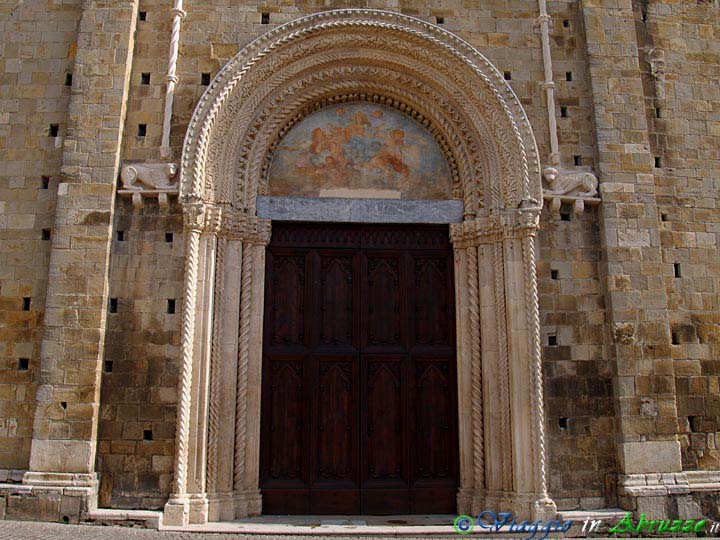 03-P2128254+.jpg - 03-P2128254+.jpg - Il meraviglioso portale sulla facciata della Basilica, opera di Rainaldo d'Atri.