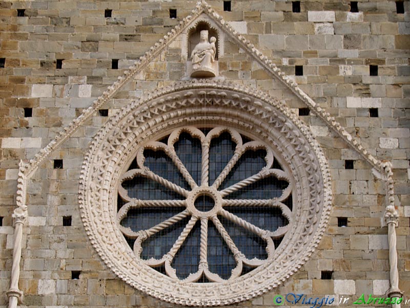 04-PC280468+.jpg - 04-PC280468+.jpg - Il rosone, anch'esso opera di Rainaldo d'Atri, che sovrasta il portale principale del Duomo di Atri.