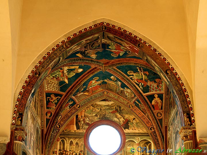 10-P1278116+.jpg - 10-P1278116+.jpg - La volta del Coro dei Canonici con il celebre ciclo di affreschi rinascimentali (XV sec.) di Andrea De Litio.  I dipinti rappresentano diverse figure di 'Evangelisti' e di 'Dottori della Chiesa'.