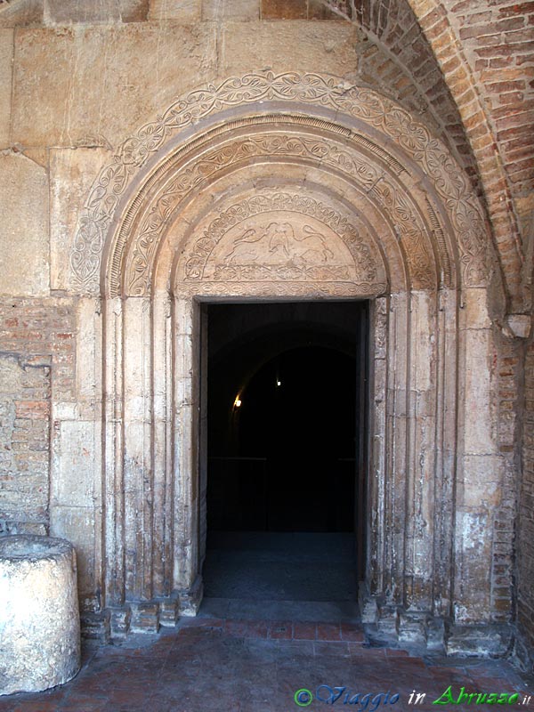 16-P6211780+.jpg - 16-P6211780+.jpg - L'ingresso dell'antichissima 'cisterna romana', situata sotto la Basilica.