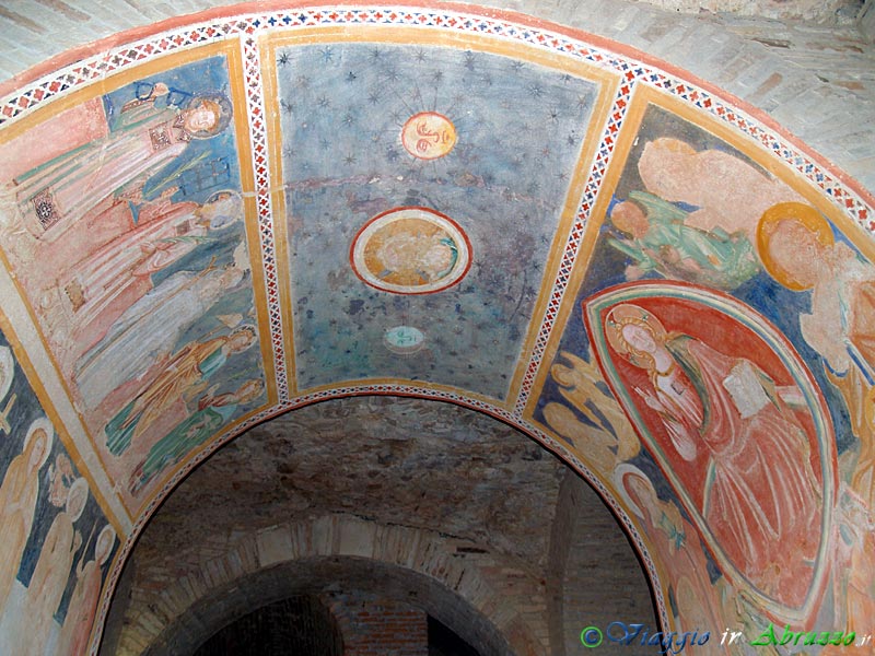 18-P6211790+.jpg - 18-P6211790+.jpg - Gli affreschi, datati XIV e XV secolo, che impreziosiscono le pareti e le volte dell'antica cisterna romana sotterranea.