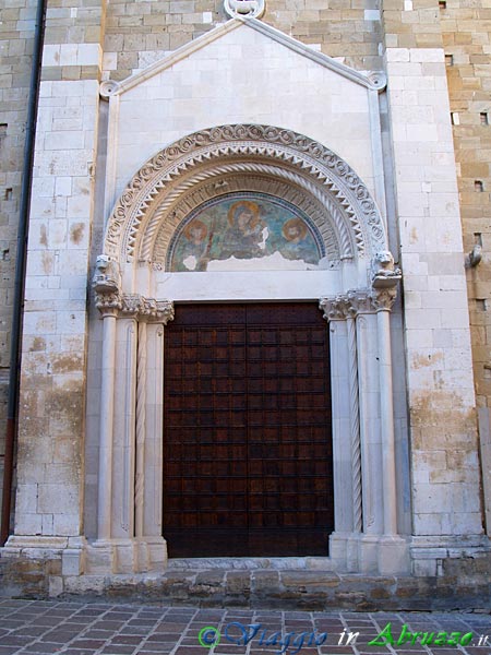 19-P1058065+.jpg - 19-P1058065+.jpg - Il terzo portale (1302) che si apre sulla fiancata destra della chiesa. L'opera fu realizzata da Raimondo di Poggio. Allo stesso artista è attribuito anche il secondo portale laterale, datato 1288, che funge da ingresso secondario.