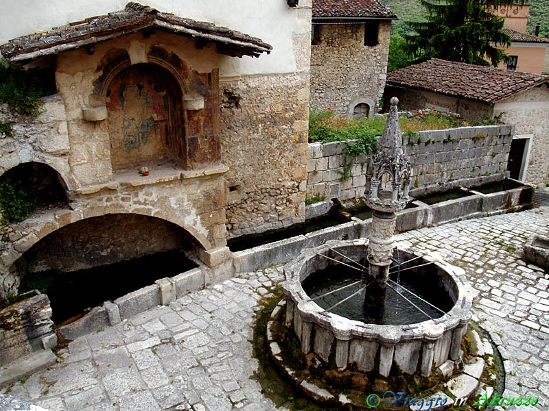 04-P5305552+.jpg - 04-P5305552+.jpg - La fontana trecentesca nel meraviglioso borgo medievale di Fontecchio, comune del Parco Regionale Sirente-Velino