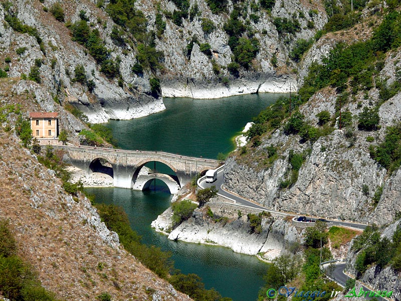08-P1060754+.jpg - 08-P1060754+.jpg - Le selvagge 'Gole del Sagittario', una delle aree naturalistiche più importanti d'Europa, rappresentano la porta di accesso settentrionale al Parco Nazionale d'Abruzzo, Lazio e Molise.