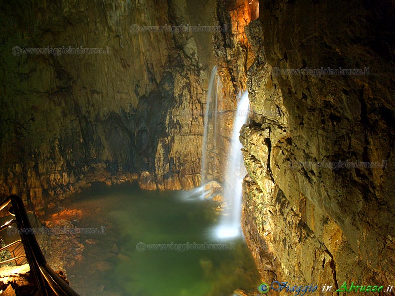 15-P6206232+.jpg - 15-P6206232+.jpg - La spettacolare "Sala della Cascata", nelle celebri Grotte di Stiffe. Le grotte, autentica meraviglia della natura, si trovano nel Parco Regionale Sirente-Velino.
