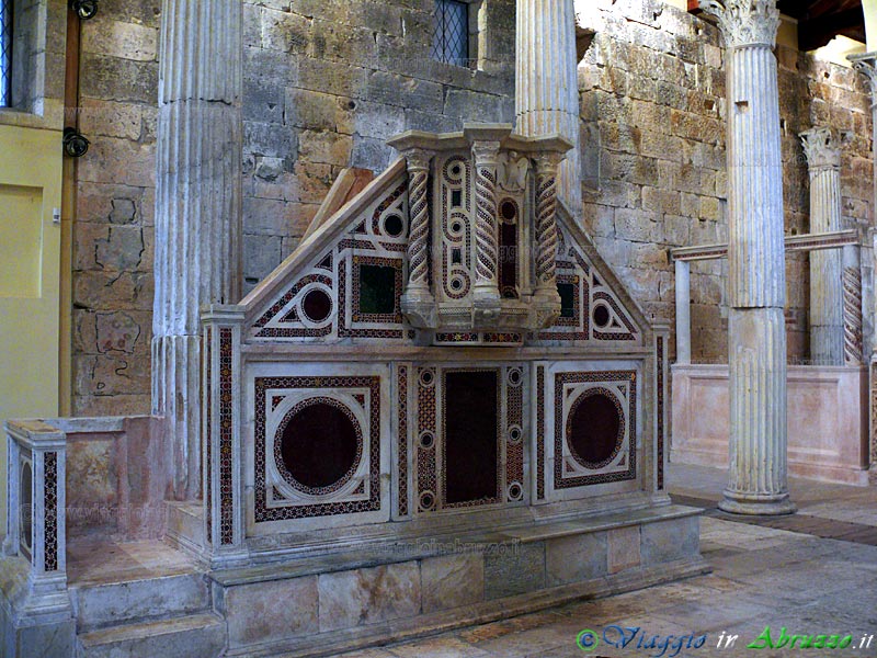 26-P1040232+.jpg - 26-P1040232+.jpg - Massa d'Albe: la piccola chiesa romanica di S. Pietro d'Albe (XII sec.), situata su un'altura a ridosso del sito archeologico di Alba Fucens.