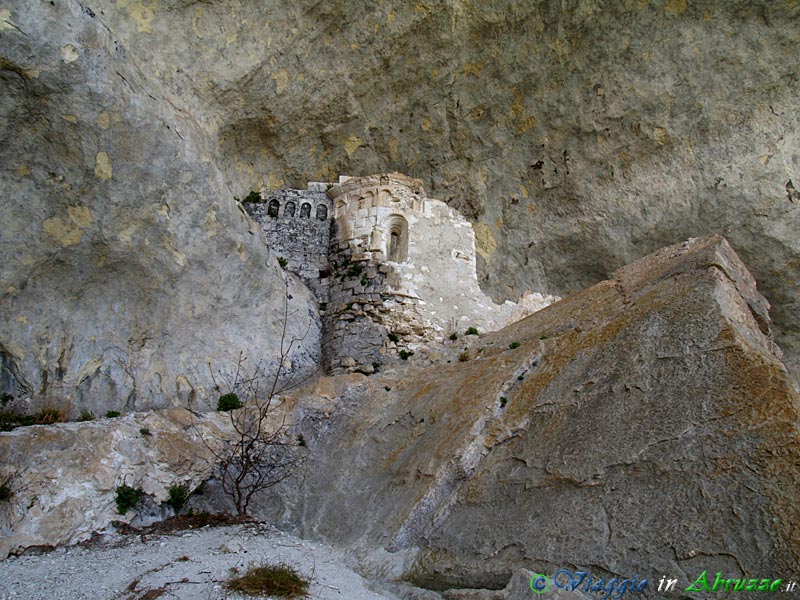 34-P4253636+.jpg - 34-P4253636+.jpg - Palombaro, nel Parco Nazionale della Majella: i resti dell'antico romitorio (XI-XII sec.) all'interno della grotta di S. Angelo.