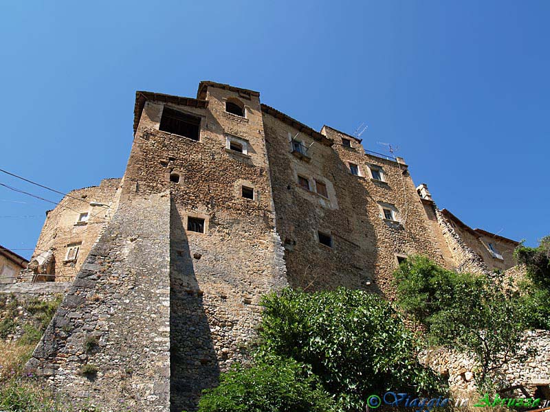 02-P6206184+.jpg - 02-P6206184+.jpg - Le antiche case-mura di Acciano (600 m. s.l.m., circa 150 abitanti), borgo del Parco Regionale Sirente-Velino.