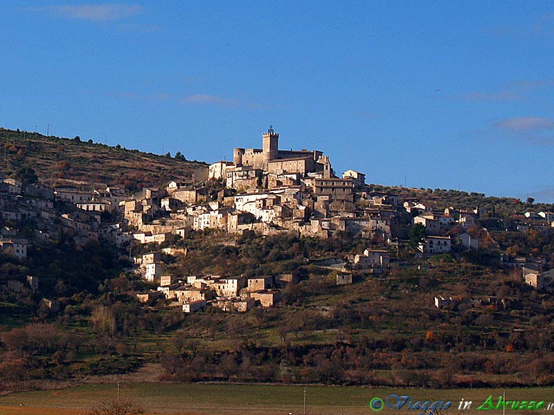 03-PB254131+.jpg - 03-PB254131+.jpg - L'antichissimo borgo di Capestrano (465 m. s.l.m., circa 780 abitanti), dominato dall'imponente castello Piccolomini (XV sec.).