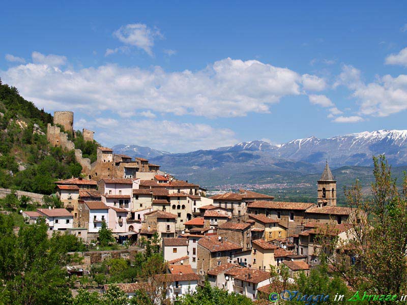 12-P5044218+.jpg - 12-P5044218+.jpg - L'antichissimo borgo di Fossa (644 m. s.l.m., circa 550 abitanti).